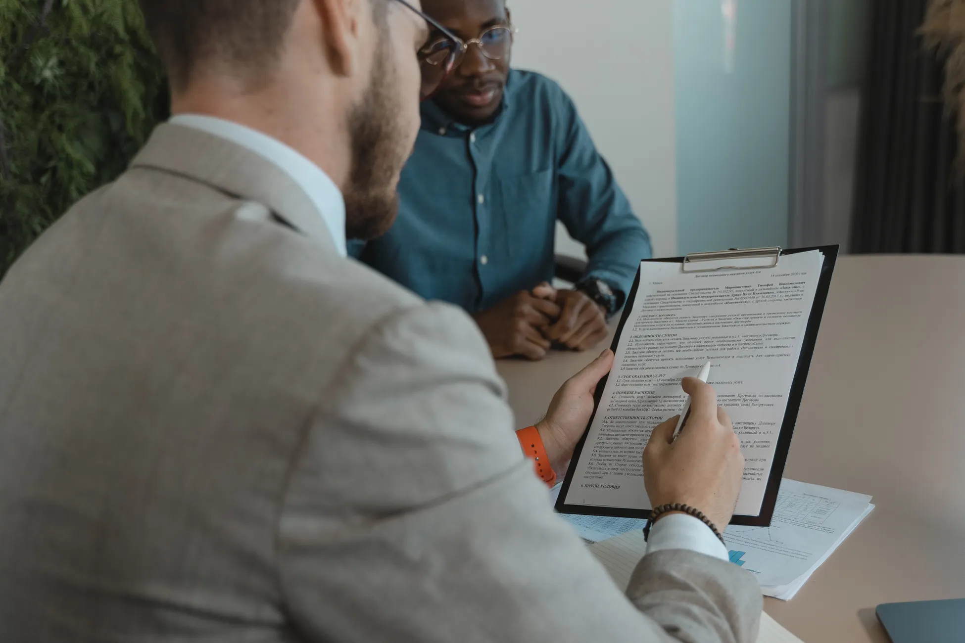İK uzmanının aday CV'sini incelediği ofis ortamı