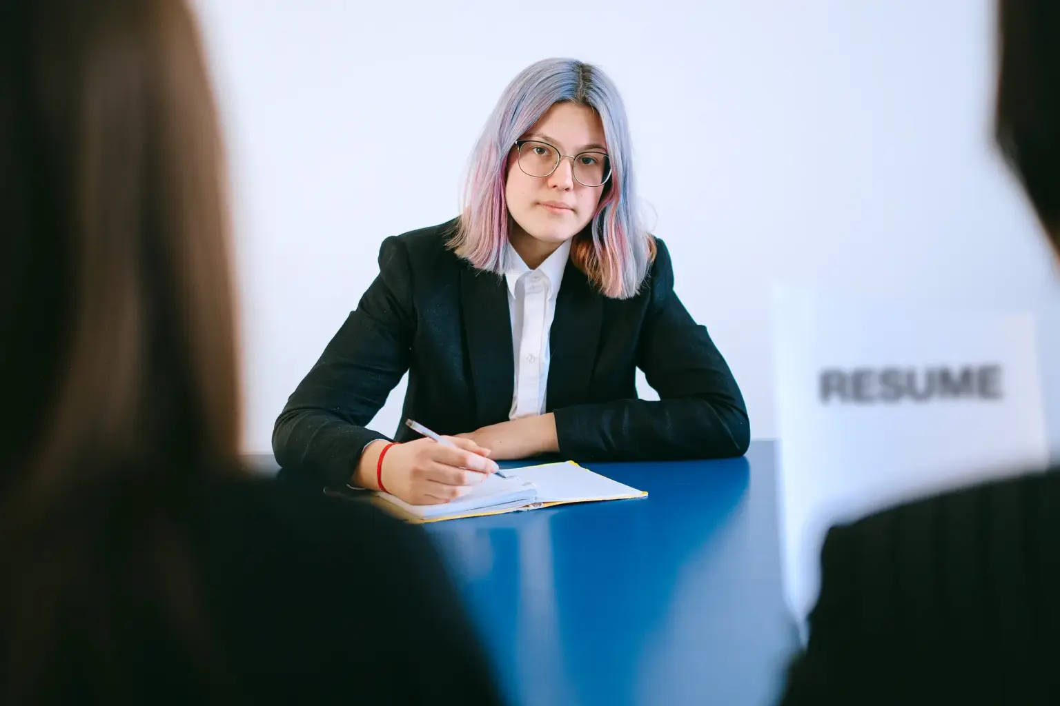 Belediye memuru CV örneği üzerinde çalışan bir kişi