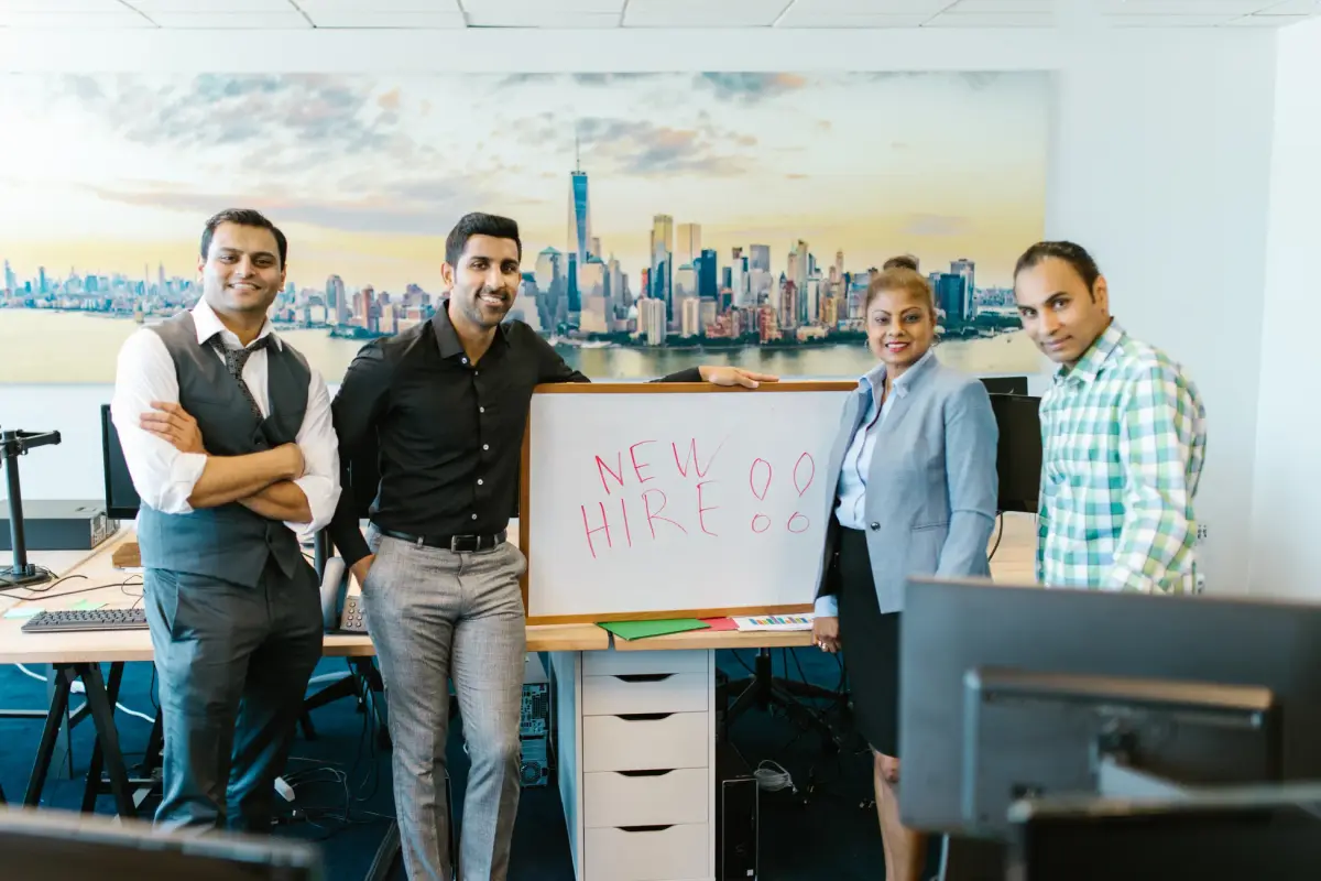 Gülümseyen genç profesyonellerden oluşan startup ekibi