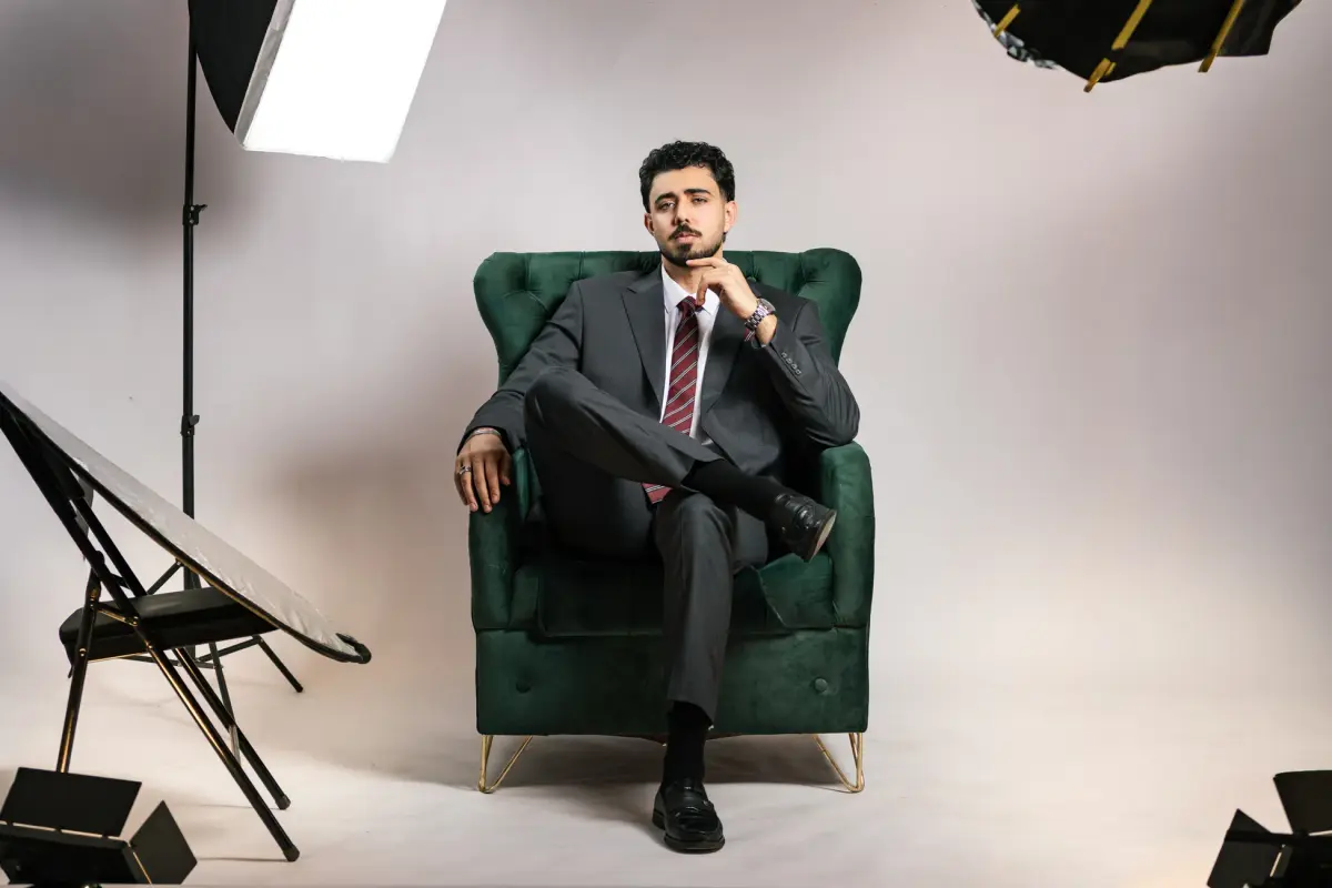 Profesyonel bir iş insanı özgeçmişini inceliyor