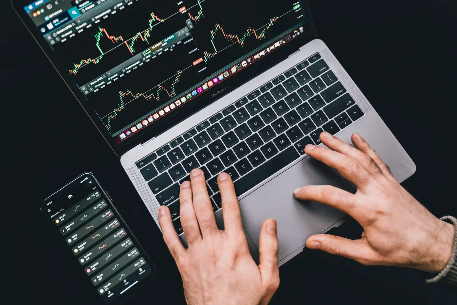 borsa uzmanı cv örneği masa üzerinde