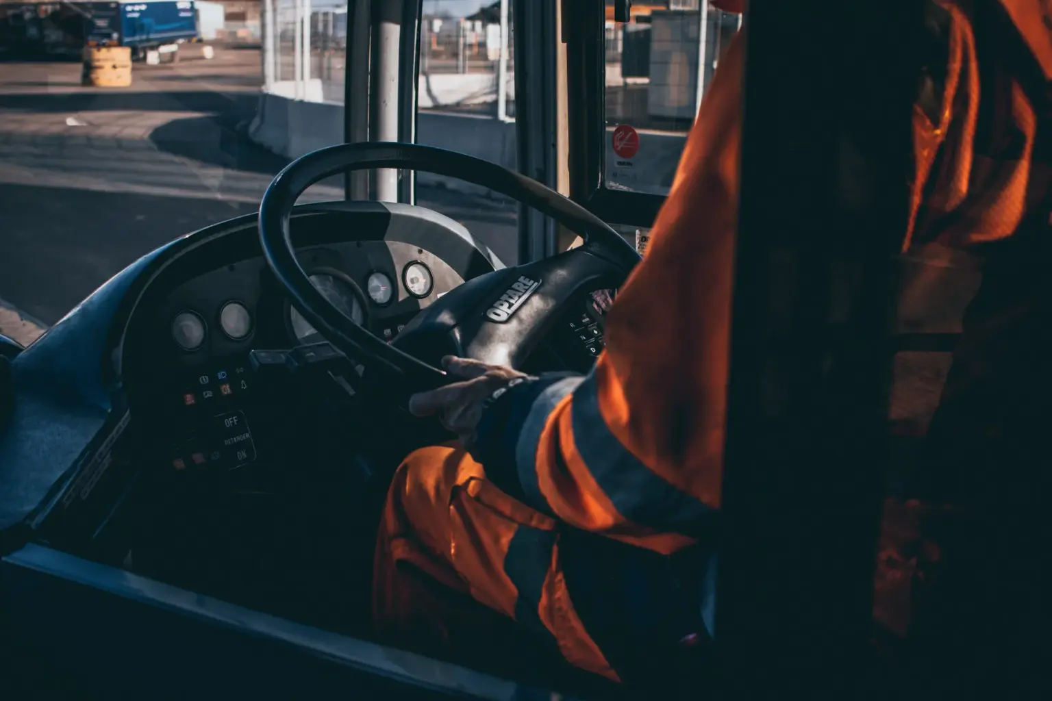 direksiyon başında olan bir otobüs şoförü, modern şehir otobüsü iç mekanı, profesyonel sürücü portresi