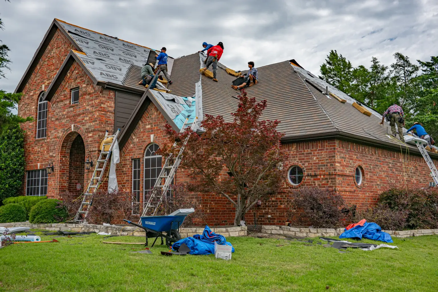 Çatıda çalışan usta
