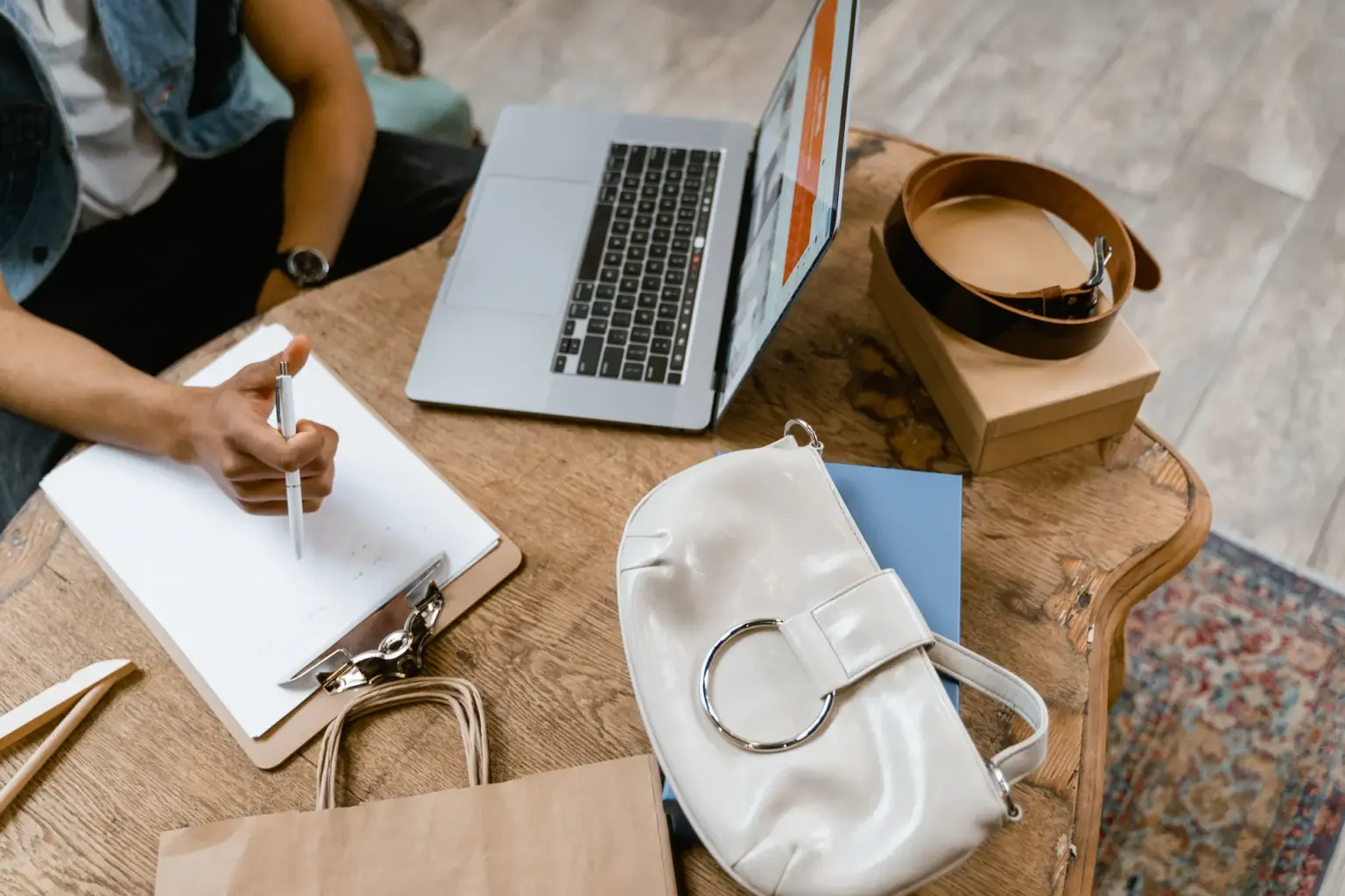 profesyonel bir merchandiser ofis başında analiz yaparken, mağaza içi görsel düzenleme çalışması, modern bir özgeçmiş tasarımı