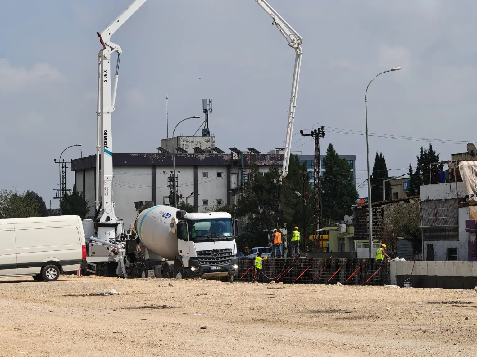 Beton pompasını çalıştıran bir inşaat işçisi