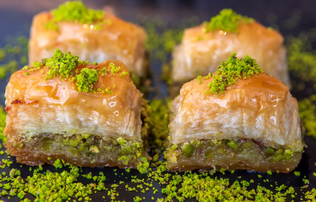 Şerbet dökülen baklava tepsisi yakın çekim