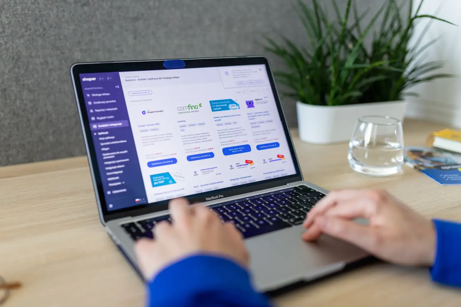 Dizüstü bilgisayar başında Shopify paneli yöneten uzman