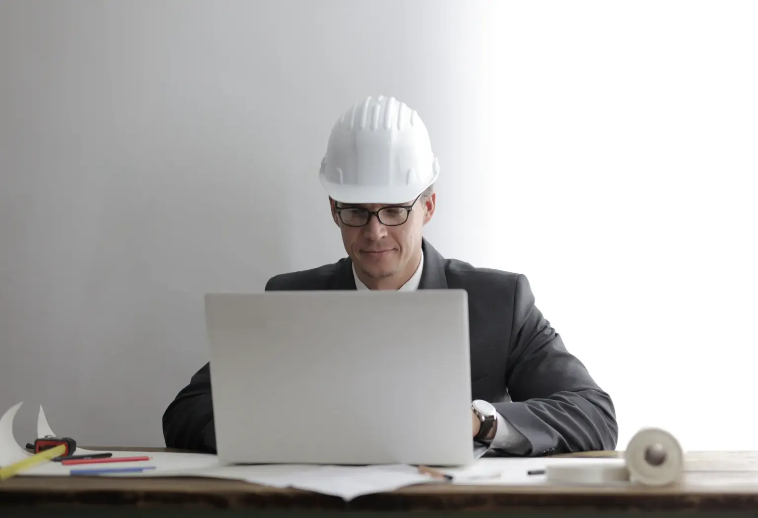 Risk yönetimi uzmanı adayının dizüstü bilgisayarında CV hazırlama çalışması yapması