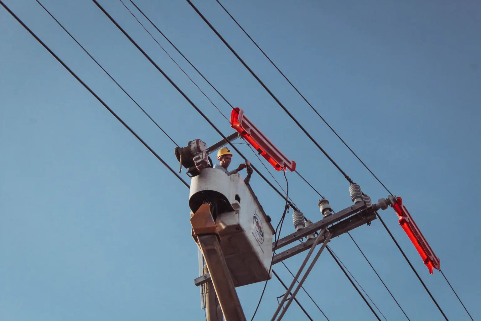 Elektrik direği üzerinde çalışan hat bakım görevlisi
