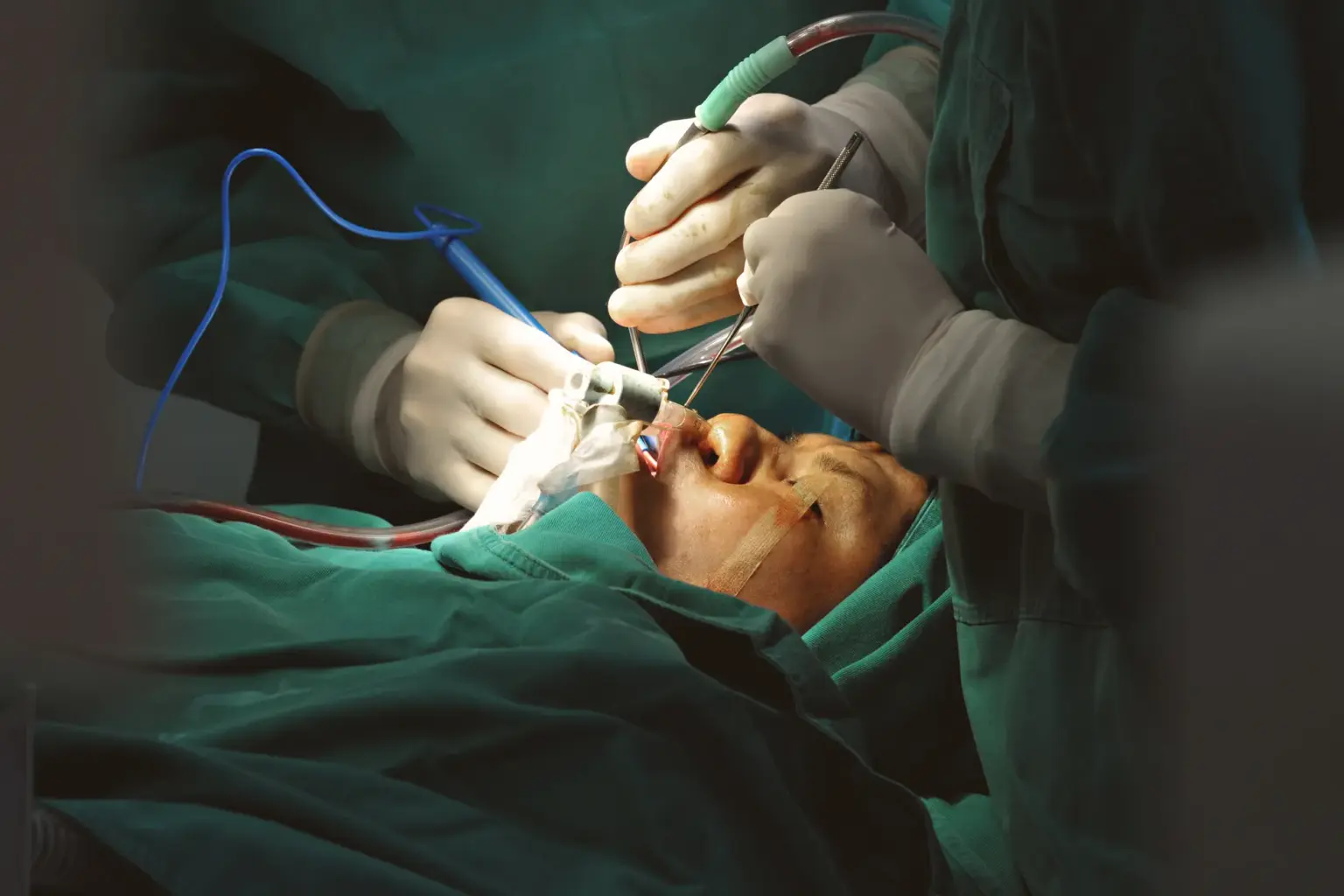 ameliyathanede çalışan plastik cerrah, hasta ile görüşen doktor, cerrahi ekipmanlar