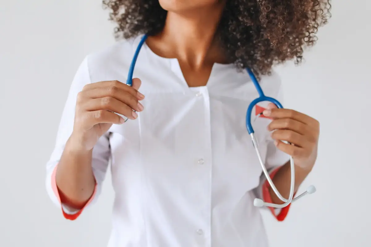 kadın doktor stetoskopla
