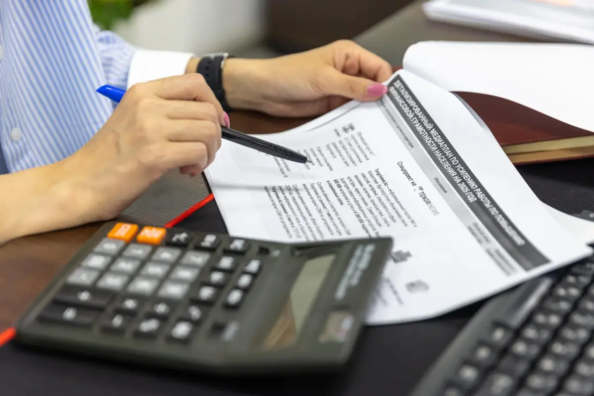 Finansal denetçi belgeleri incelemektedir