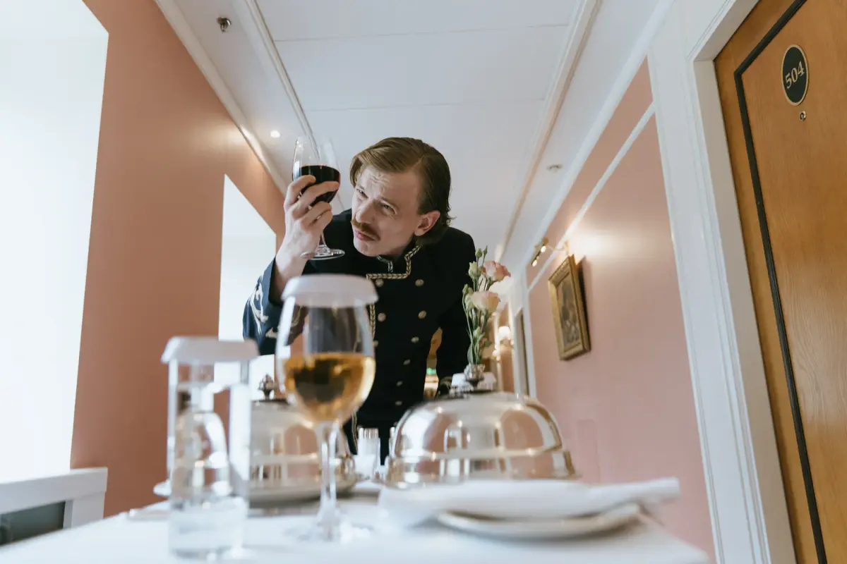 Otel yönetim ofisinde çalışan housekeeping yöneticisi