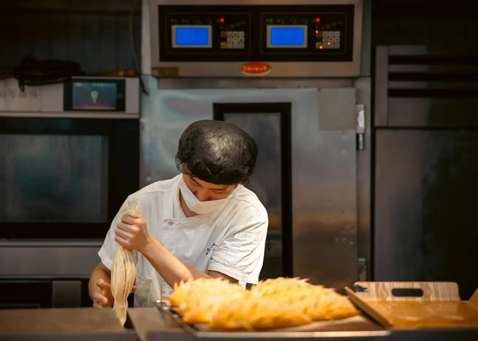 Pastacı profesyonel mutfakta çalışırken