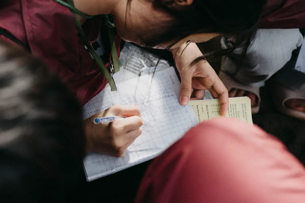 Modern bir ofiste veri analizi yapan sosyal bilimci