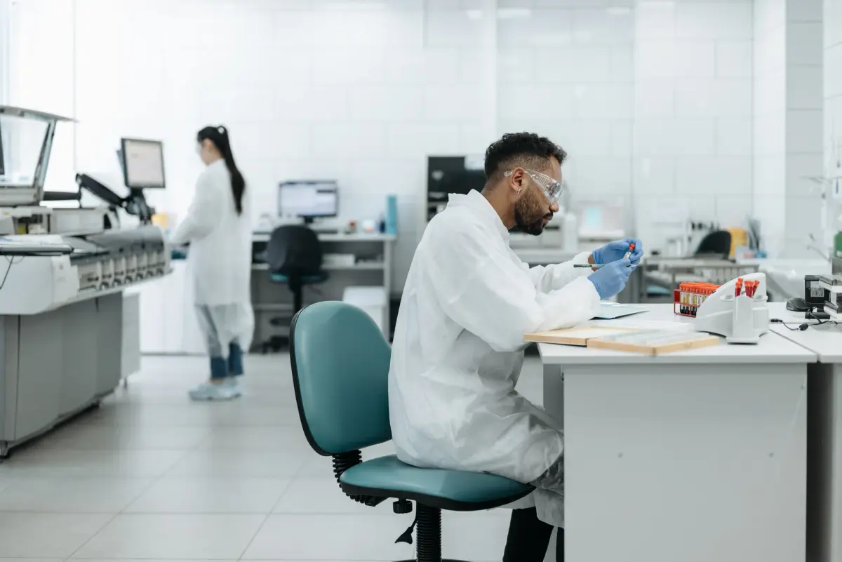 Bilgisayar başında genetik veri analizi yapan uzman