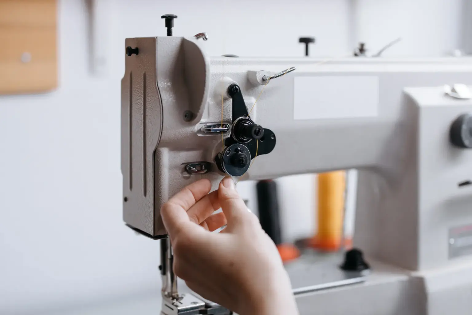 overlok makinesinde çalışan tekstil işçisi