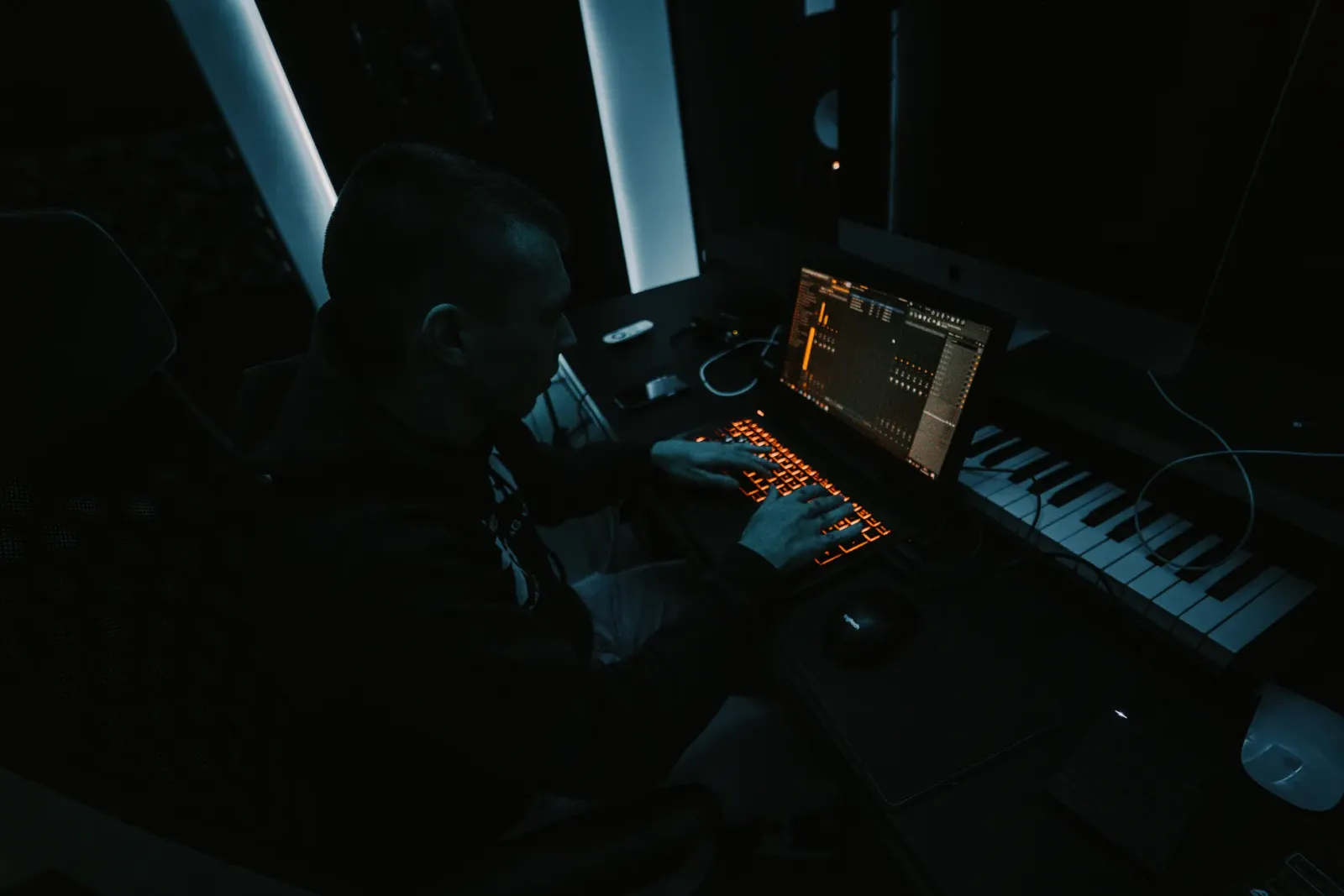 Müzik Prodüktörü Görev Tanımı Nedir? Kariyer ve Sorumluluklar
