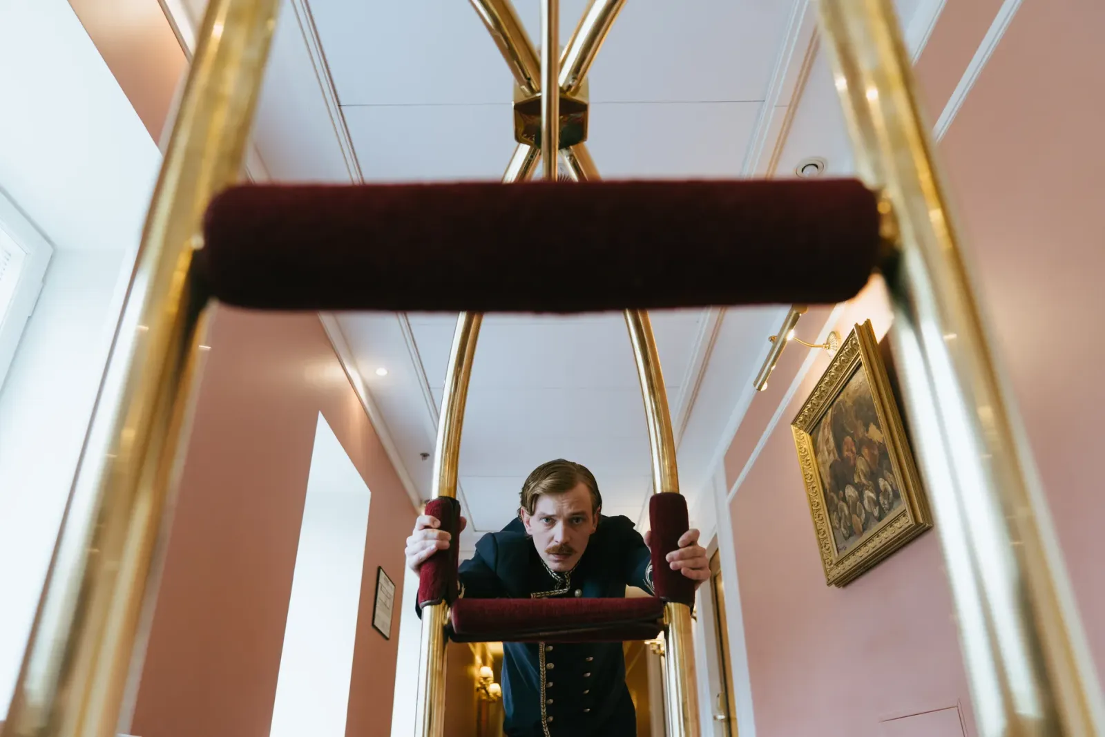 Bellboy Görev Tanımı Nedir? Otel Personeli İçin Kapsamlı Rehber