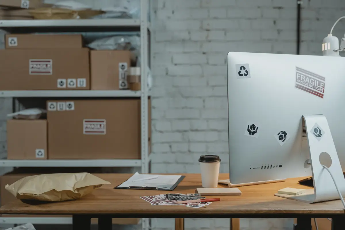 Modern bir lojistik ofis ortamı