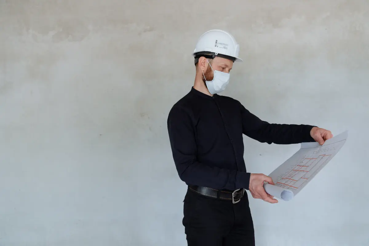Proje planı okuyan tecrübeli bir çelik işçisi