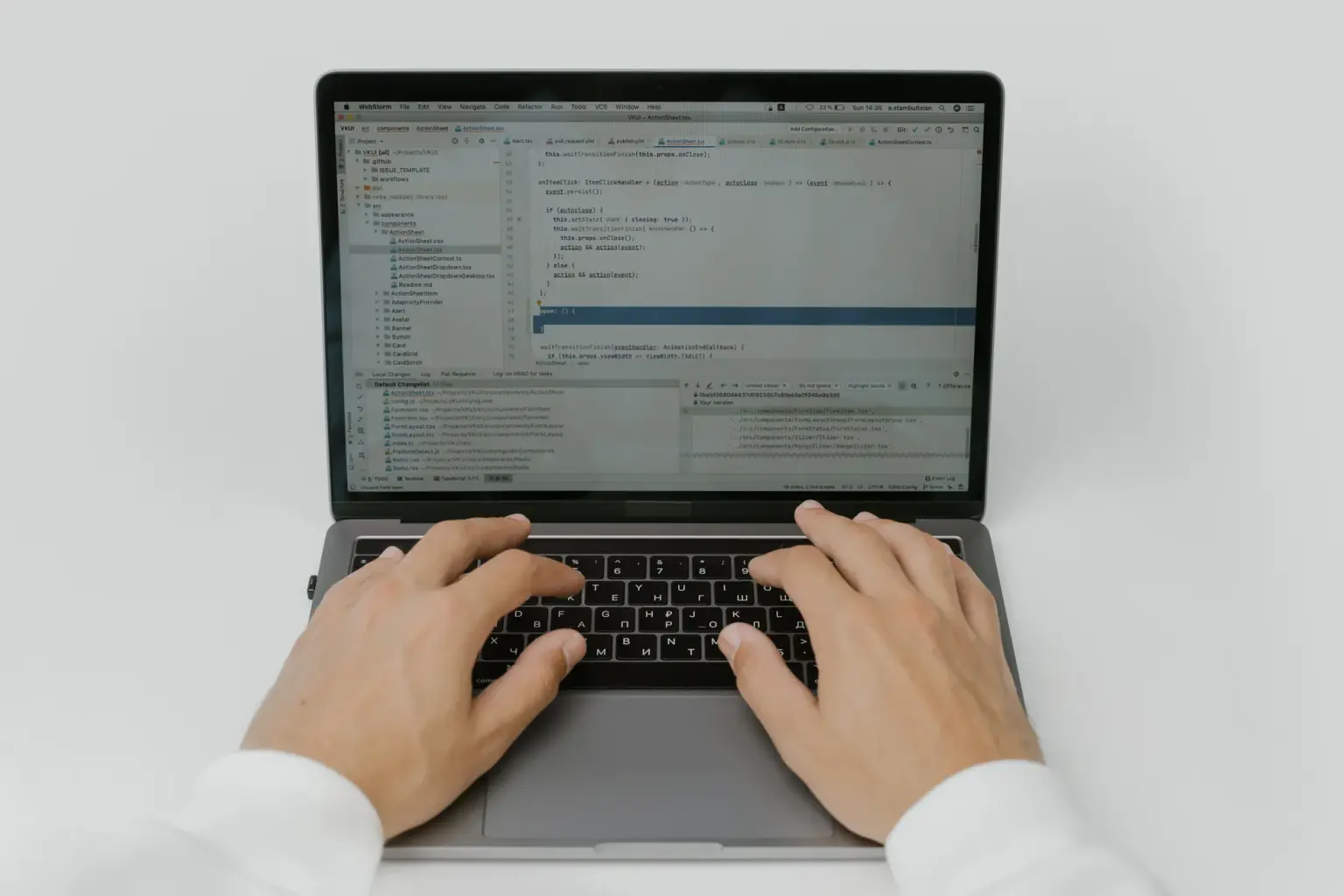 bilgisayar başında C++ kodu yazan yazılımcı, teknik iş mülakat ortamı
