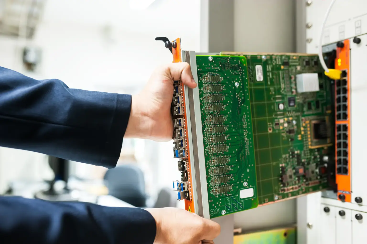 elektrik panosu montajı yapan teknisyen, elektrik şeması inceleyen mühendis, pano kablolama işlemi