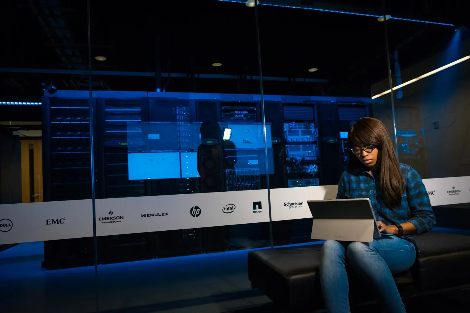 DevOps Mühendisi vs Yazılım Mimarı: Hangi Kariyer Size Göre?