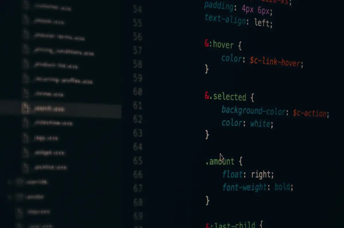 Web sitesi kodlayan yazılımcı ekranı