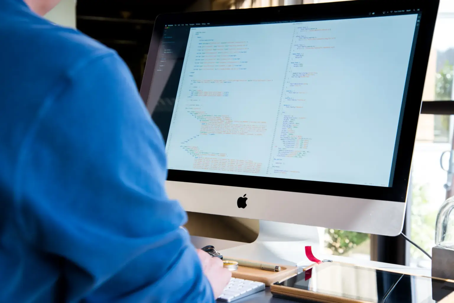 Kod yazan bir web geliştirici görüntüsü