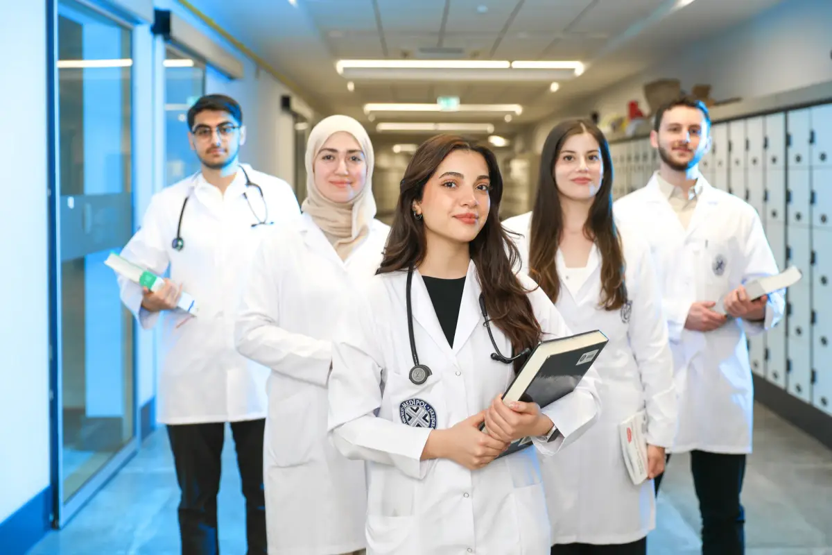 Tıp ve eczacılık öğrencileri kütüphanede