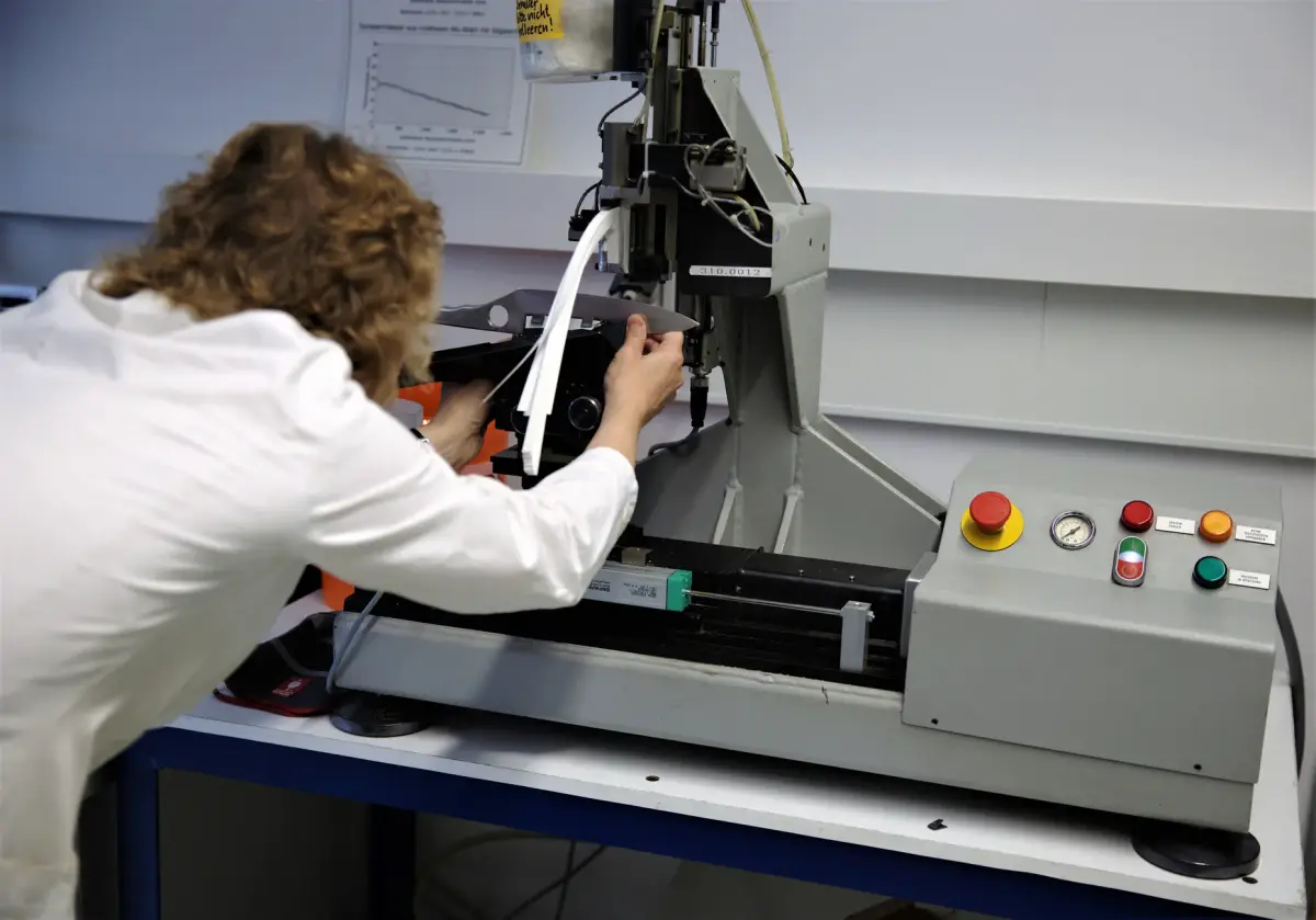 Malzeme mühendisi laboratuvarda test gerçekleştirirken