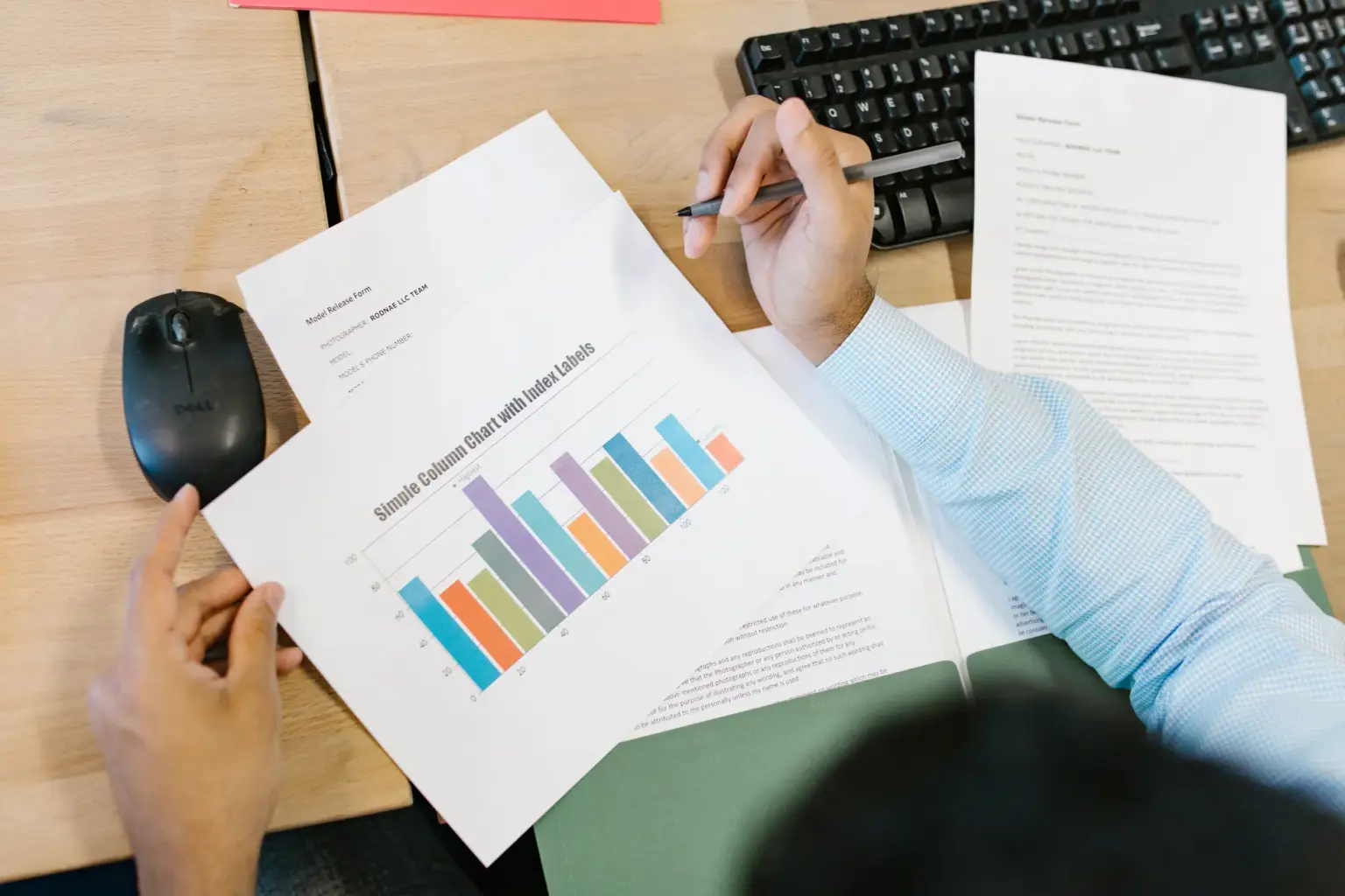 ofis ortamında veri tablolarını inceleyen analist, modern bir ofiste finansal grafikleri gösteren ekranlar
