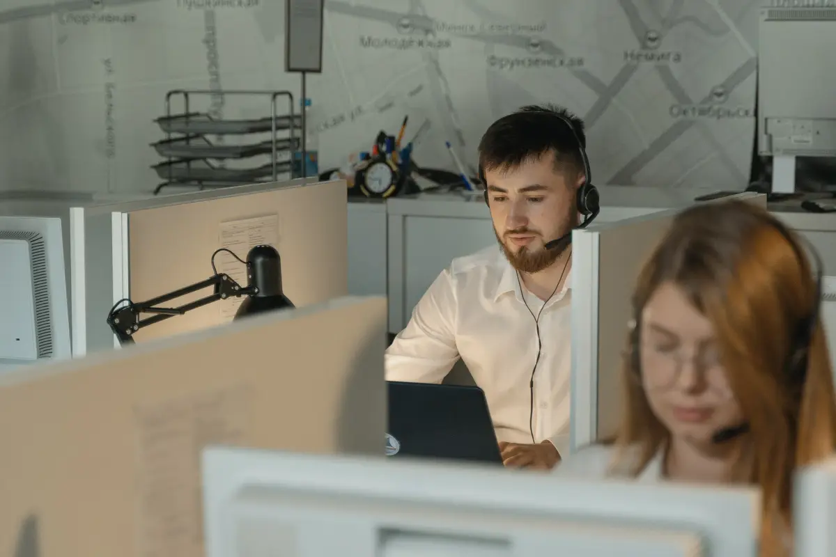 Kulaklıkla telefonla satış yapan genç temsilci