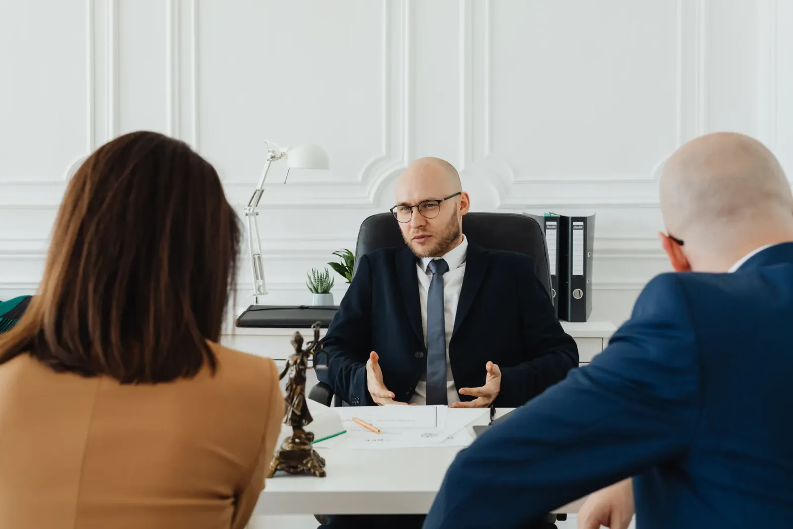 Chief Legal Officer (CLO) Ne Demek? Hukuk Stratejisinin Kurumsal Lideri ve Kariyer Yolculuğu