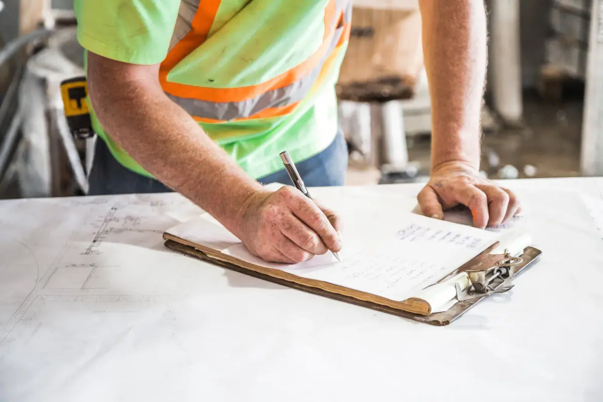 yapı denetim uzmanı tarafından kontrol edilen betonarme yapı