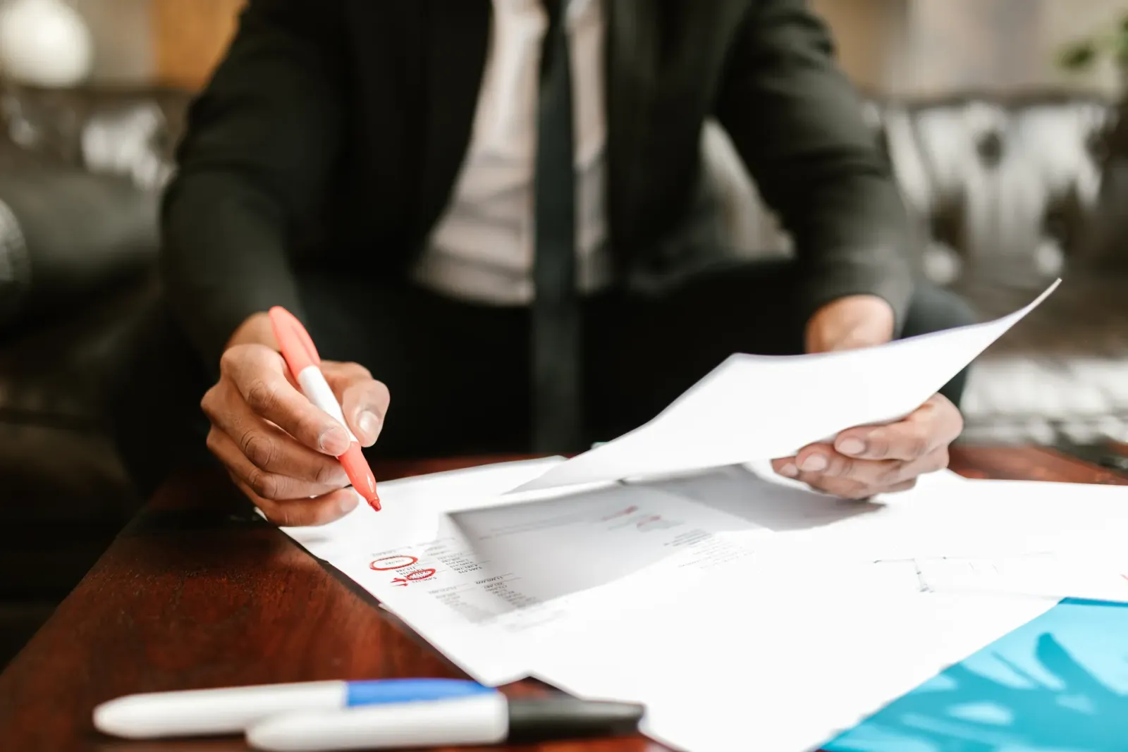 Dış Ticaret Uzmanı vs Gümrük Müşaviri: Kariyer Farkları ve Etkili CV Hazırlama