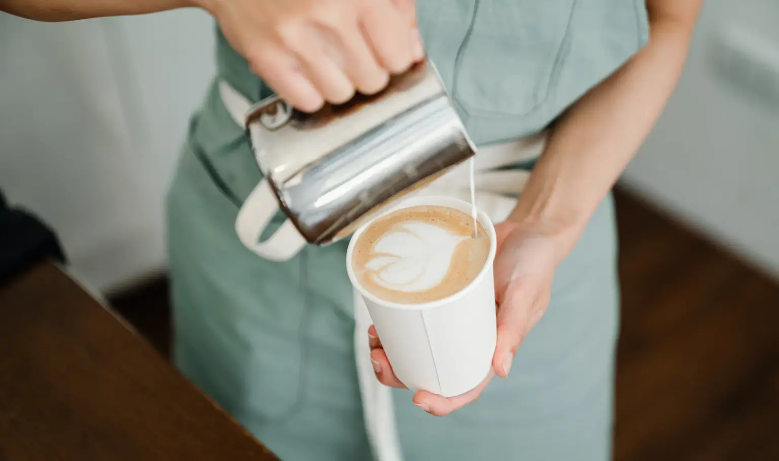 kahve sanatı yapan profesyonel bir barista, şarap tadımı gerçekleştiren şık bir sommelier, modern bir restoran mutfağı
