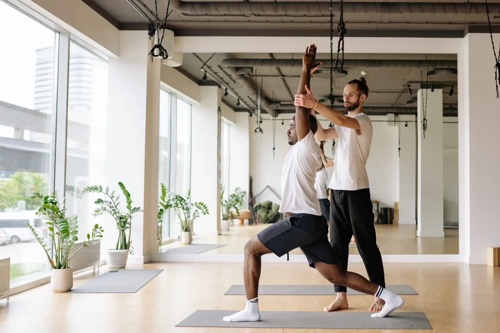 Yoga Eğitmeni vs Diyetisyen: Kariyer Yol Ayrımı ve Uzmanlık Farkları