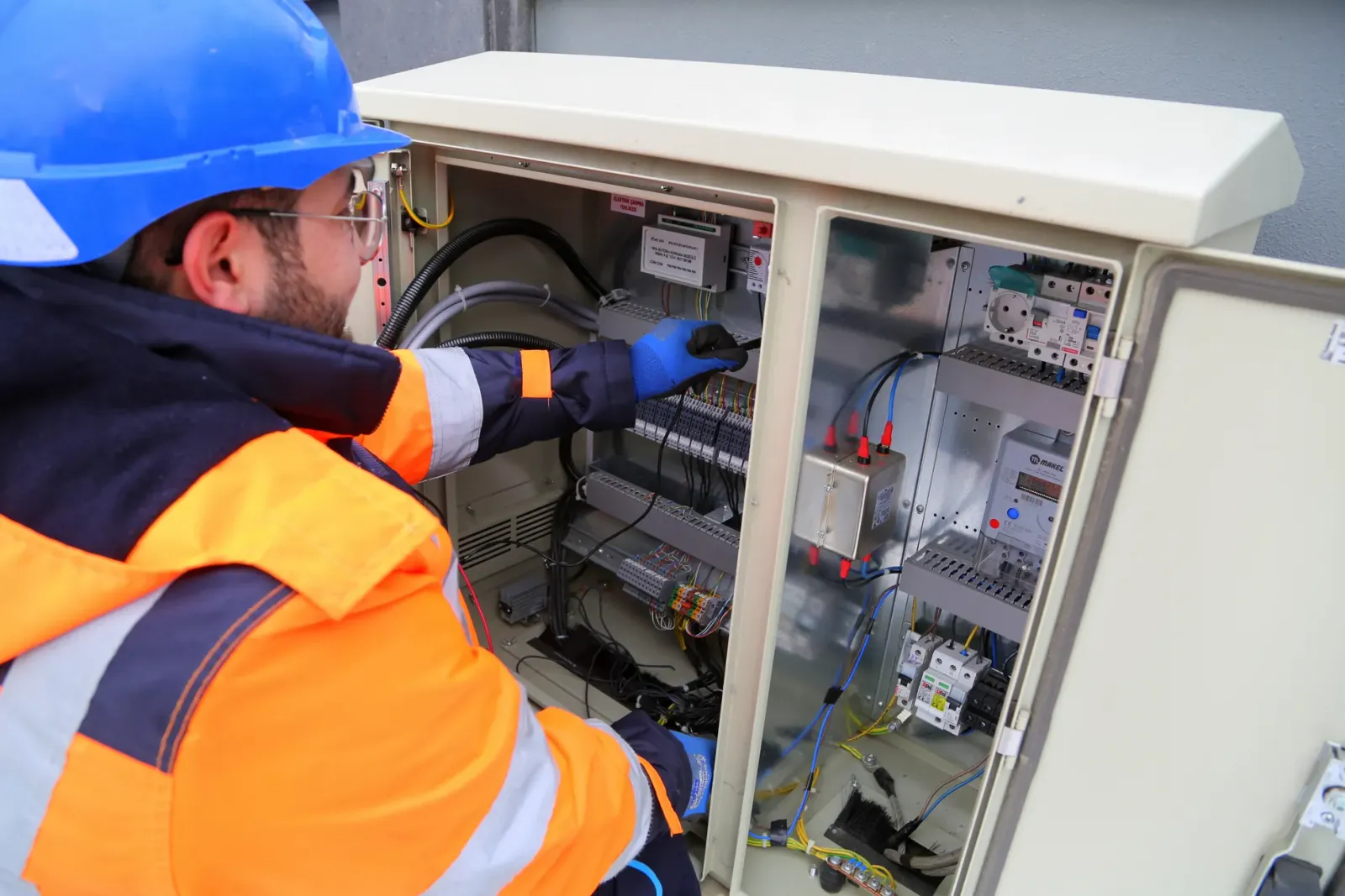 Elektrik Mühendisi mi Mekanik Bakım Teknisyeni mi: Kariyer Karşılaştırması
