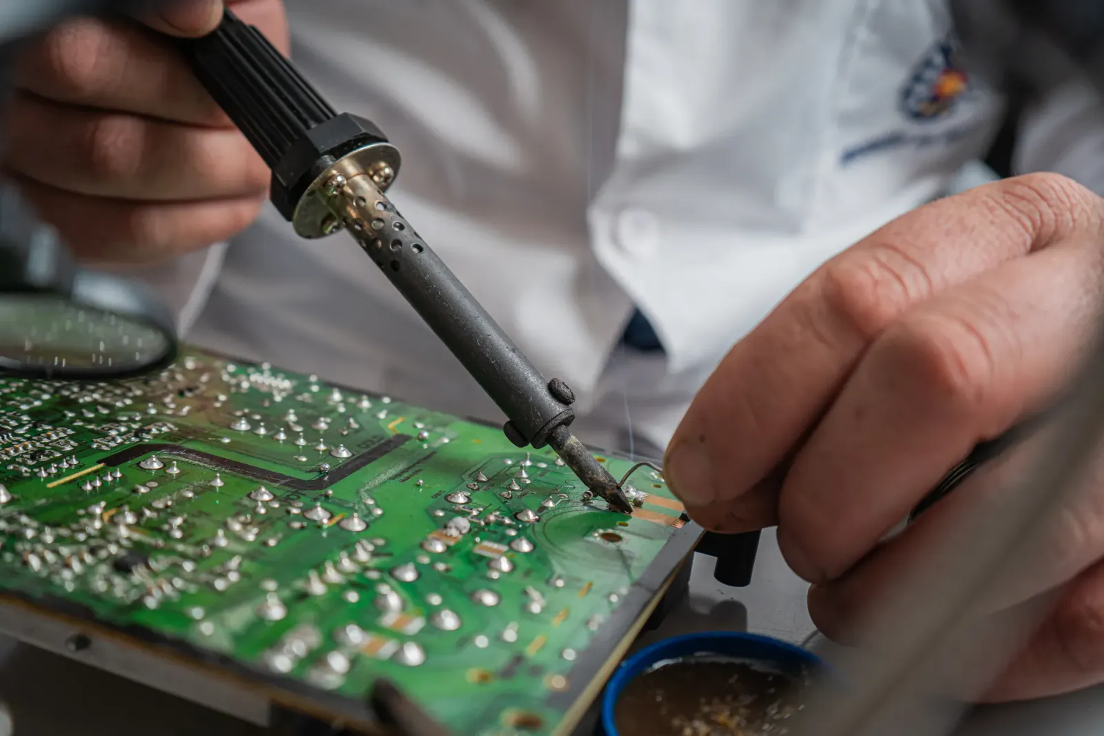 Elektronik Teknikeri vs Doğalgaz Tesisatçısı: Kariyer, Eğitim ve CV Hazırlama