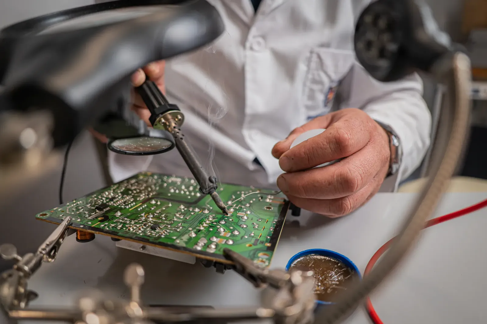 Elektronik Teknikeri vs Klima Teknisyeni: Kariyer, Beceriler ve CV Hazırlama