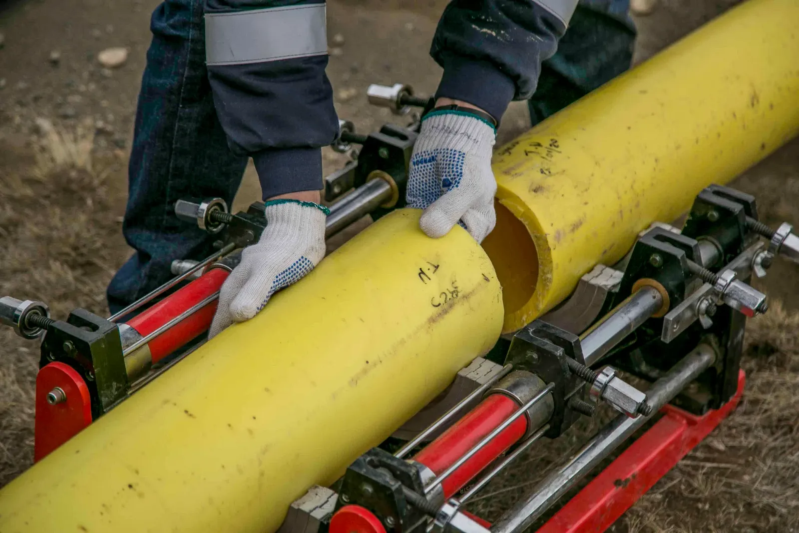 Doğalgaz Tesisatçısı vs Elektrik Mühendisi: Kariyer, Beceriler ve CV Hazırlama