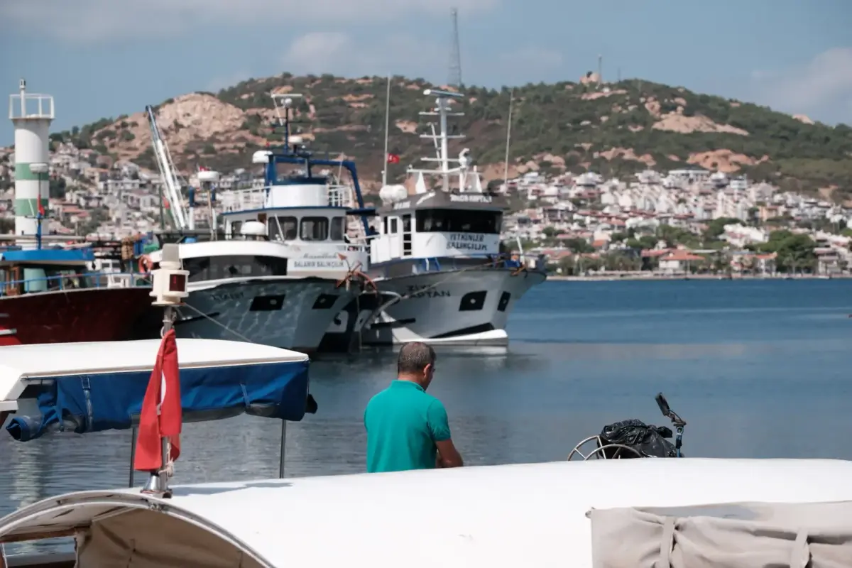 Seferihisar'da deniz manzaralı bir evden bilgisayarıyla çalışan uzaktan çalışan