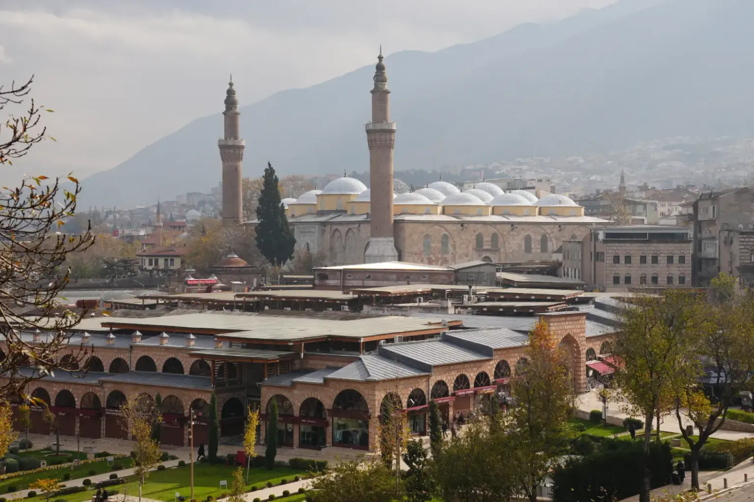 Bursa Osmangazi iş merkezi silüeti ve ofis çalışanları