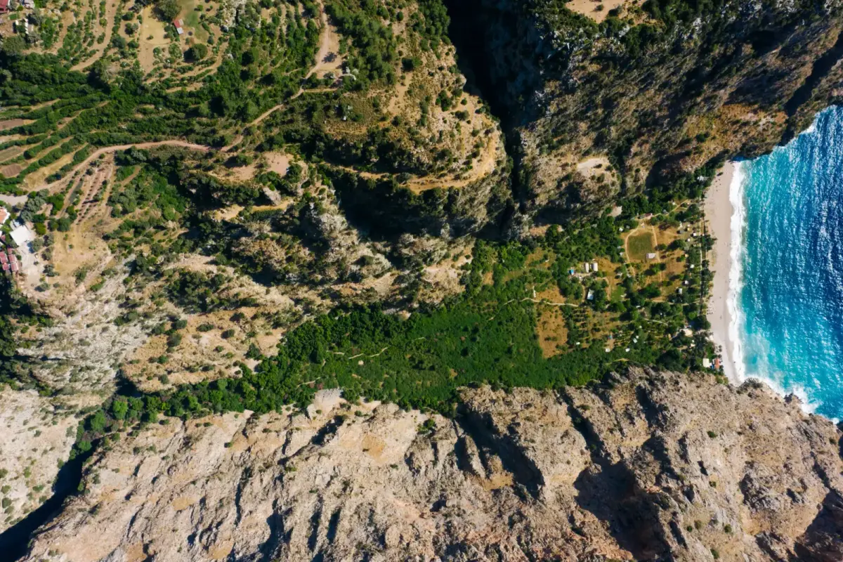 Likya Yolu'nda dağ bisikletiyle turistlere rehberlik eden bir turizm çalışanı