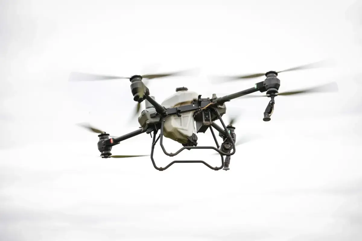 Gaziantep bölgesinde tarım arazisinde drone uçuran dijital tarım uzmanı