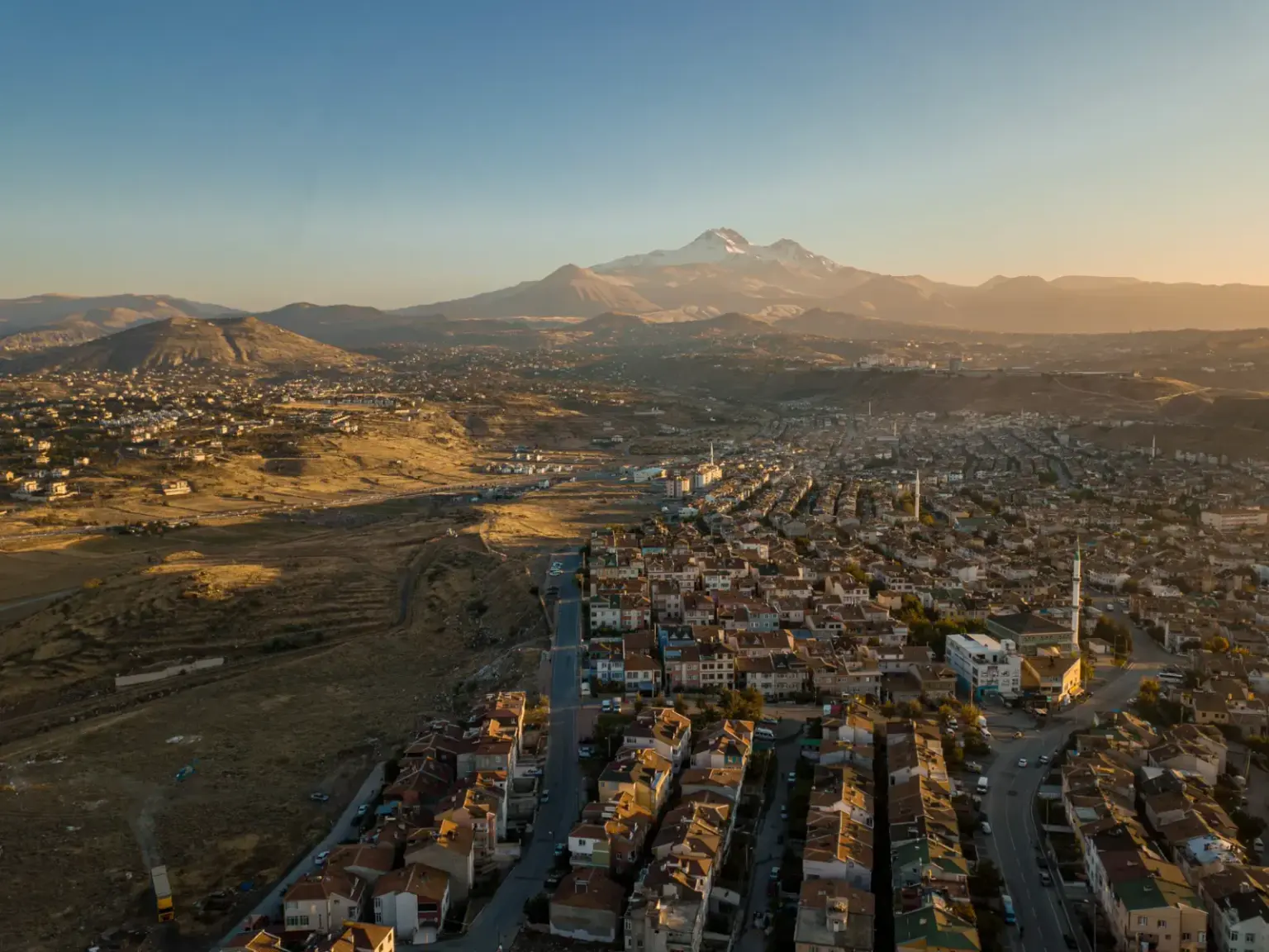 Kayseri Melikgazi Organize Sanayi Bölgesi'nde modern bir fabrika görünümü