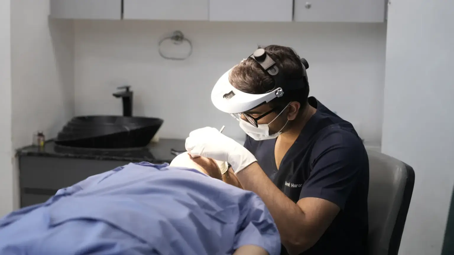Dermatolog hasta muayene ederken, modern bir dermatoloji kliniği, uzman doktoru cilt analizi yaparken