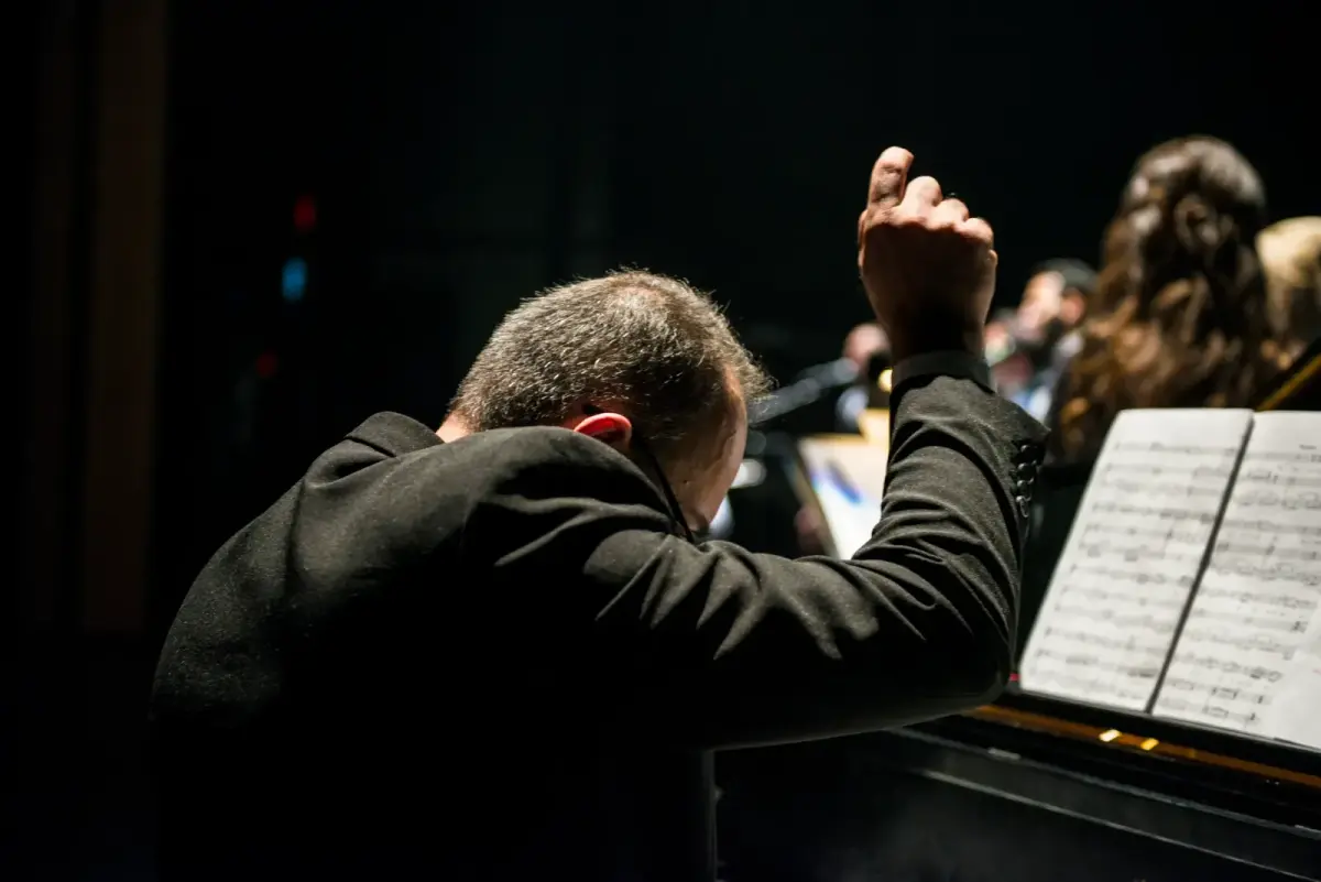 Orkestra şefi ve müzisyenler